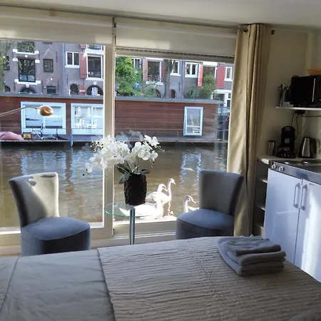 The Guest-houseboat Botel